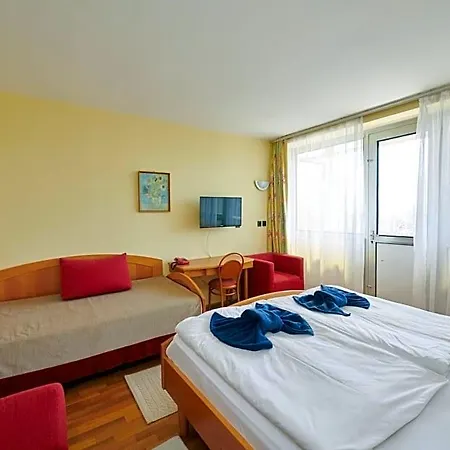 Szálloda Retro Lido - *